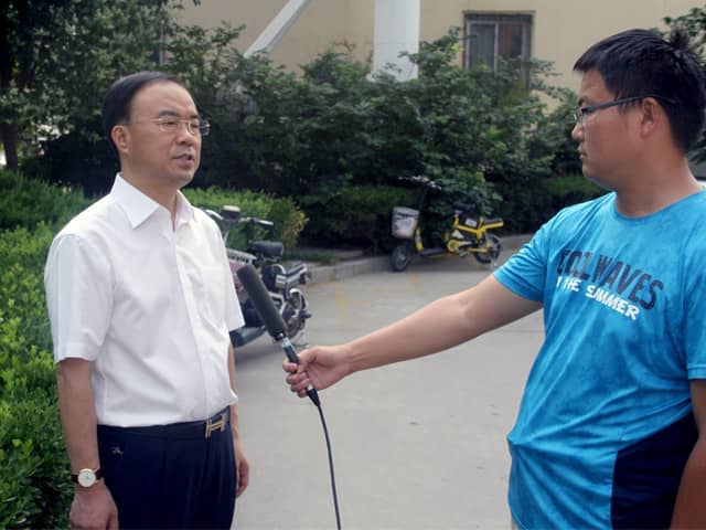 山東天意機(jī)械董事長劉洪彬作為基層共產(chǎn)黨員，今天接受了當(dāng)?shù)赜浾叩牟稍L