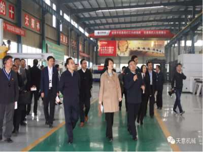 濟(jì)寧市委常委、組織部部長孔凡萍帶領(lǐng)全市“兩新”組織黨建工作現(xiàn)場觀摩團(tuán)蒞臨天意機(jī)械調(diào)研指導(dǎo)